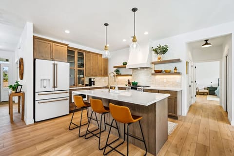 Kitchen: Sleek design meets functionality in this stylish space, perfect for culinary adventures!