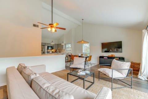 Living Room | Full Sleeper Sofa | Basketball Game | Smart TV | 2nd Floor