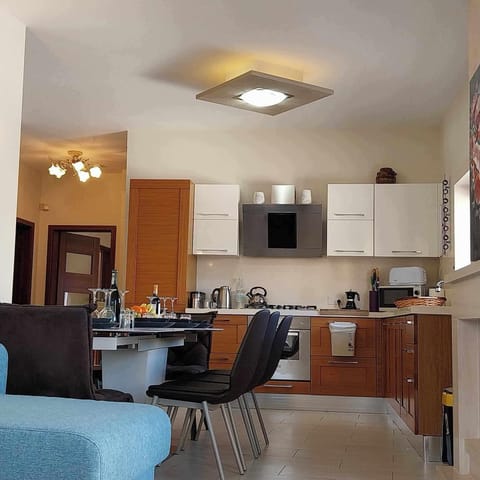 Fully equipped kitchen and dining area.