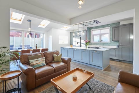 Peasholm Place, Scarborough - Host & Stay