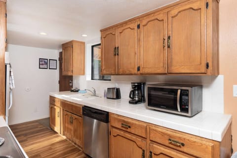 Full kitchen (Unit A)