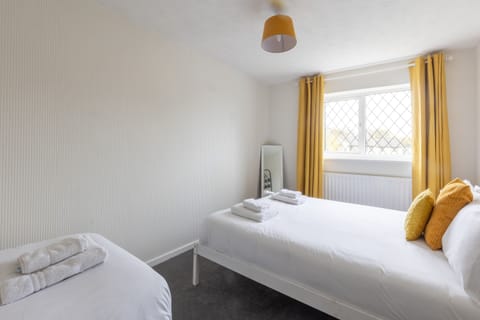 Bedroom 2 with Kingsize bed and Single bed