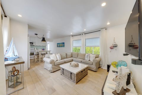 Living Room | Smart TV | Books | Free WiFi