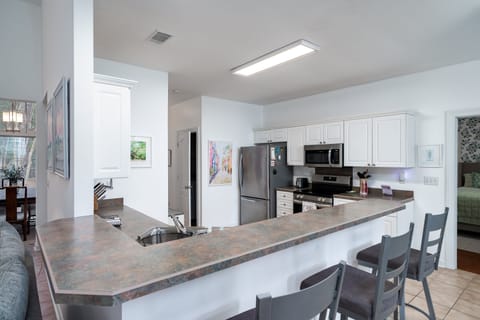 Counter seating for 3 at the "L shaped" kitchen counter