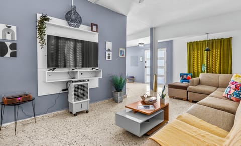 Spacious living room with 2 sofa cama and tv 📺