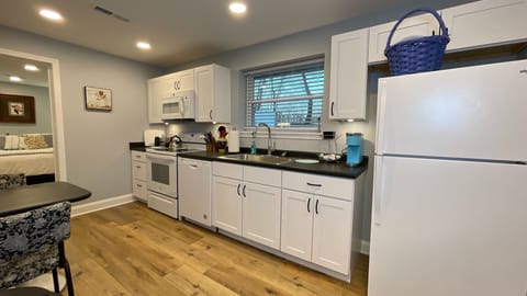 Create culinary masterpieces in this fully equipped, modern kitchen with everything you need!