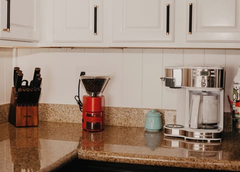 Coffee maker with fresh ground coffee provided! The coffee maker can do a full pot or single serve cups. 