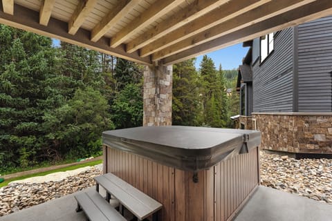 Private outdoor hot tub near Snake River!