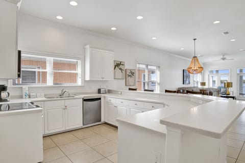 Fully equipped kitchen at Bama Boat House North