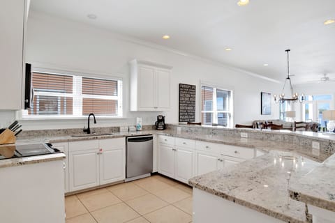 Fully equipped kitchen-Bama Boat House South