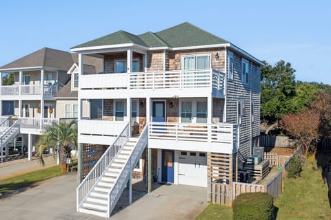 KDN9622: Banks on Bay | Front Exterior