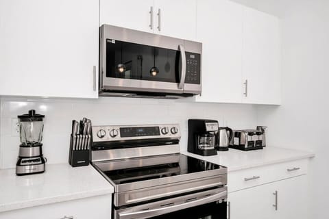 Whip up family favorites in this fully equipped kitchen – bon appétit!