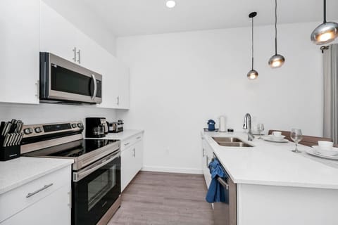 Whip up family favorites in this fully equipped kitchen – bon appétit!