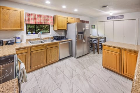 Enjoy quick snacks or gourmet meals in the fully equipped kitchen