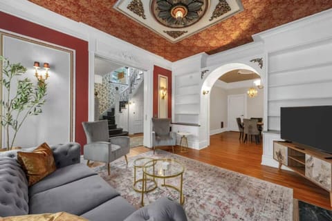 Embrace the warmth and style of our unique living room, featuring a striking red ceiling that adds a pop of color to your stay. Ideal for lounging and enjoying quality time with loved ones.