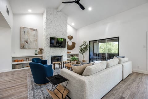 Spacious living room adjacent to gourmet kitchen, covered porch, equipped with Smart TV, Fireplace, Central Air