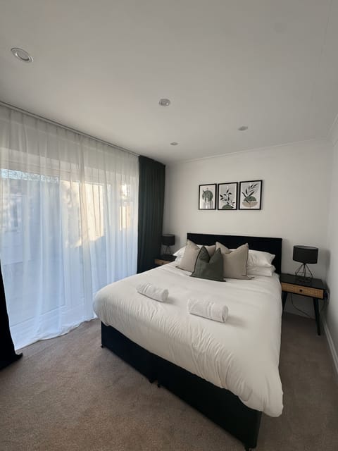 Bedroom 1: king arrangement