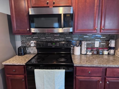 Kitchen - Airfryer/Pots/Pans/Toaster/Utensils