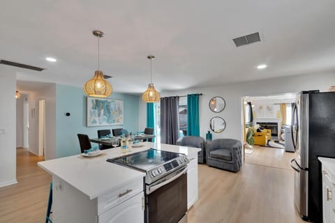 Dining and kitchen connection