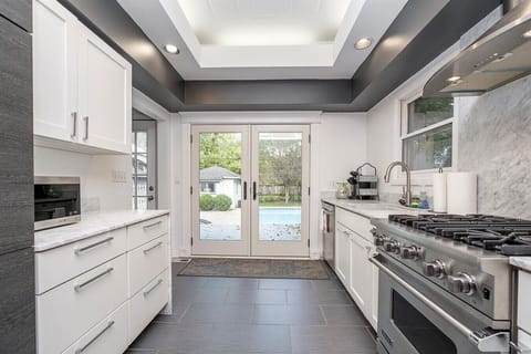 Luxurious Kitchen w/ Viking Oven/Range