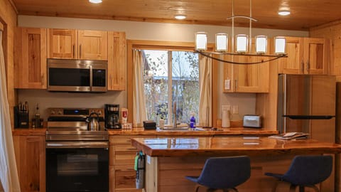 Full kitchen amenities