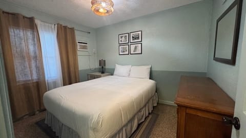 Bedroom - 1 Queen Bed