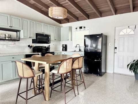 Full Equipped Kitchen and Dining Table and Chairs