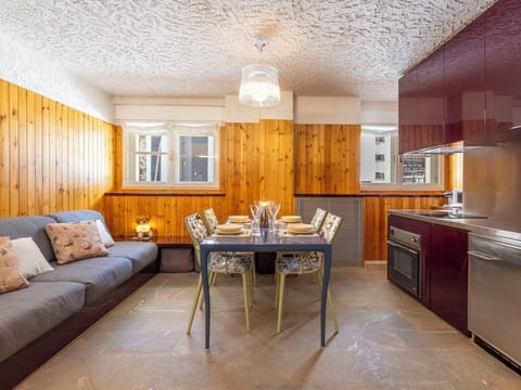 Furniture, Interior Design, Ceiling, Couch, Room, Lighting, Flooring, Floor, Living Room, Apartment