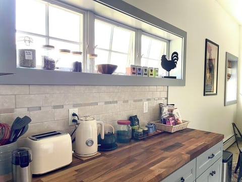 Kettle, toaster; not shown in photo - microwave, Nespresso, fridge, oven