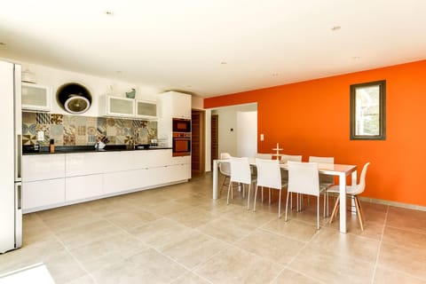 Kitchen with direct access to the terrace