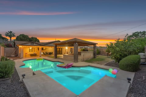 BEST BACKYARD IN PHOENIX!! BISTRO LIGHTS, AMAZING POOL (heating FEE applies)