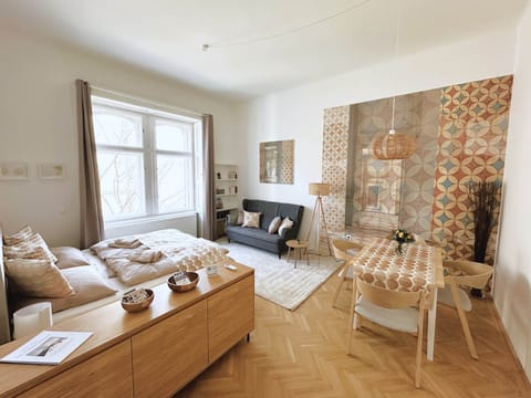 Living/bedroom with king-size bed (180 x 200 cm), couch and dining area for up to six people
