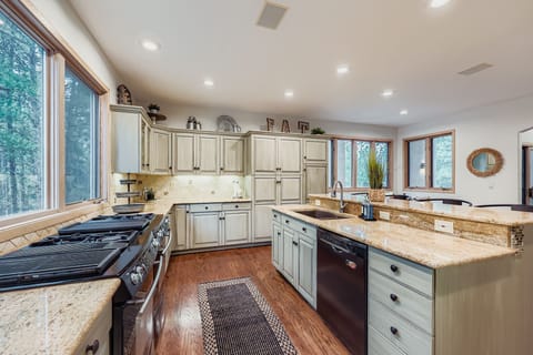 Chef's kitchen, 2 stoves and ovens