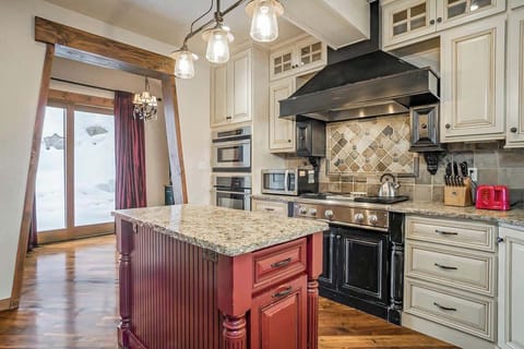 From morning coffee to evening feasts, this high-end kitchen is designed for ease, style, and shared moments—with ample counter space and elegant finishes.