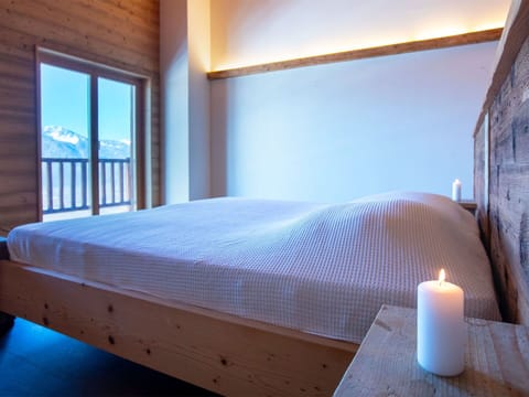 Bedroom, Wood, Bed, Interior Design, Flooring, Floor, Bed Sheet, Bedding, Ceiling, Linens