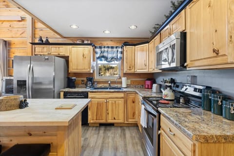 The well-stocked kitchen is equipped with everything you need to prepare delicious meals!!