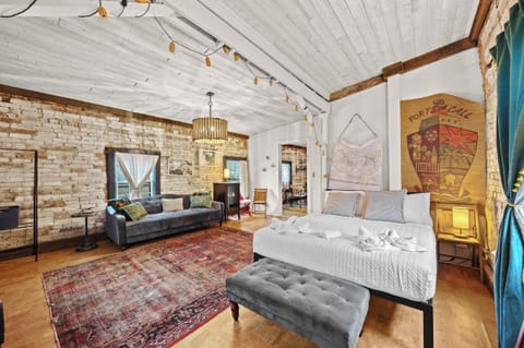 Bedroom: Experience the ultimate in relaxation with this cozy and comfortable bed