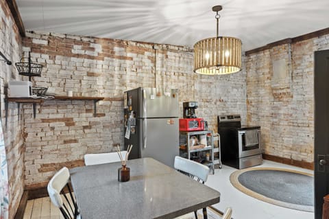 Kitchen: Well-equipped kitchen with a chic design, ideal for preparing meals and entertaining.