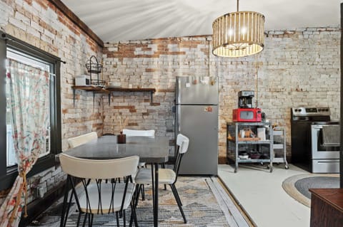 Kitchen: Well-equipped kitchen with a chic design, ideal for preparing meals and entertaining.