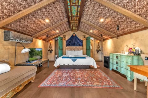 Shiraz features a king bed, lounging sofa, Tv, coffee pot and microwave.