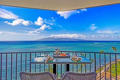 Oceanfront Studio: Enjoy breathtaking views from your private lanai.