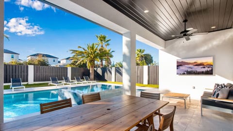 Outdoor Patio - Dining Area - TV