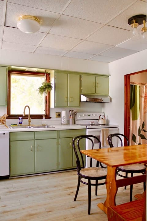 Fully-equipped kitchen with new dishwasher & fridge