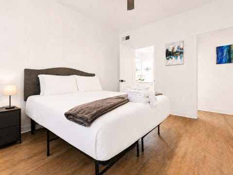 CozySuites Chandler 1BR with 2 pools & Jacuzzi! 09