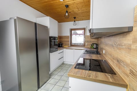 Voll ausgestattete Küche mit Kaffeemaschine, Mikrowelle, Spülmaschine & mehr