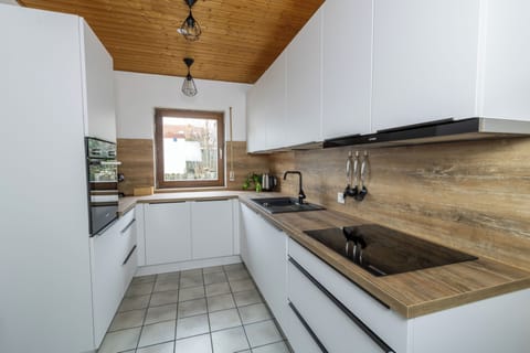 Voll ausgestattete Küche mit Kaffeemaschine, Mikrowelle, Spülmaschine & mehr