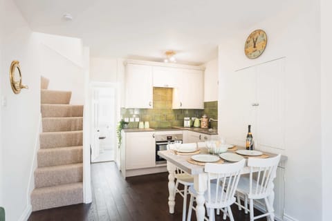 Coombe Cottage, Lyme Regis - Host & Stay