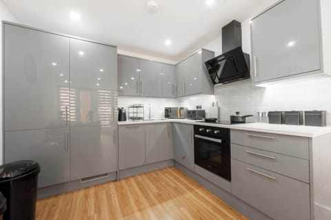 Maple Court, Ipswich - Host & Stay