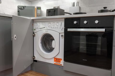 Maple Court, Ipswich - Host & Stay