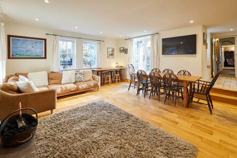 Newton Cottage, High Newton-by-the-Sea - Host & Stay